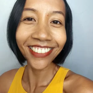 rosto-sorridente-de-uma-pessoa-muito-minoritária-jovem-mulher-adulta-bastante-asiática-219032346